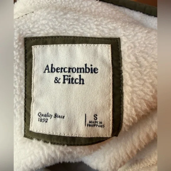 Abercrombie & Fitch quilted asymmetrical pullover - Picture 3 of 4